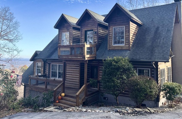Cabina en la cima de la montaña en Lake Lure ~ Todo el año Impresionantes vistas a la montaña / puesta de sol ~ Jacuzzi