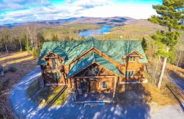 Mountain top, dream log cabin!! 100+ acres! 20 min to lake George & Saratoga!!