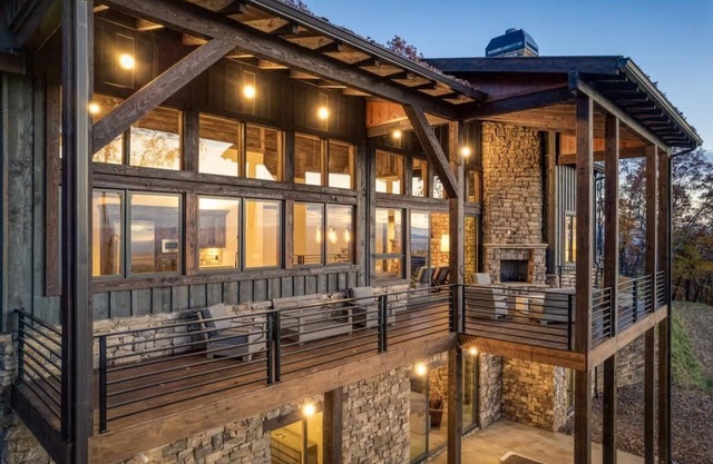 Mountain Top Luxury Cabin / Hot tub / Mtn Views