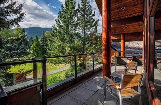 Spacious family chalet w/ hot tub & mountain views