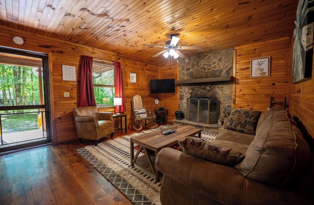Mountaineer Cabin 4 - Hot Tub & Fireplace close to New River Gorge National Park