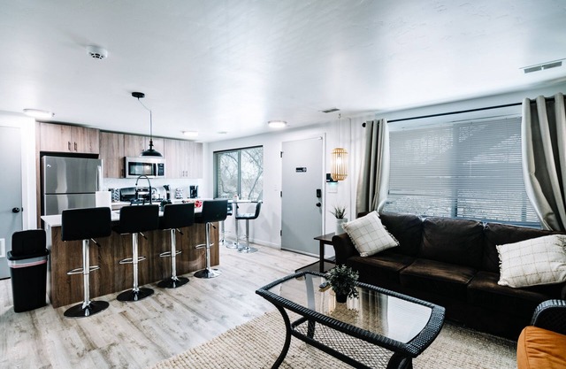 Mr. 6 Center: Entire rental unit in Salt Lake City, Utah 2 Bed 1 Bath