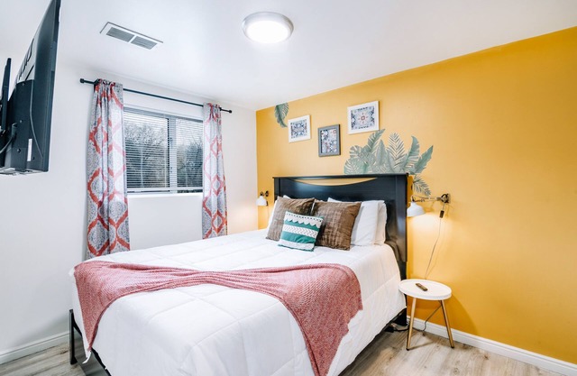 Mr 8 Center: Entire rental unit in Salt Lake City, Utah 2 Bed 1 Bath