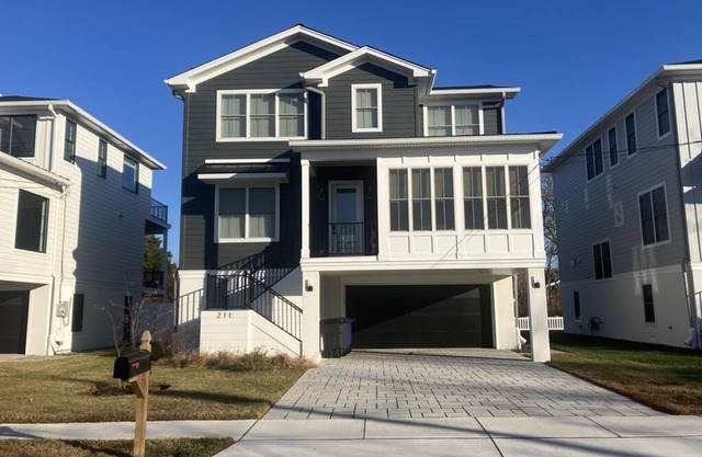 Mrs. Third Avenue. Beautiful home close to beach and shops.