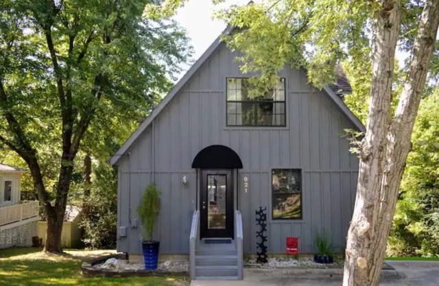 Mt Sequoyah Chalet with mountain view only minutes from town square!