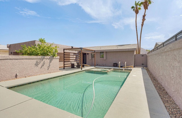 Mtn-View Getaway w/ Pool: 4 Mi to Dtwn Palm Desert