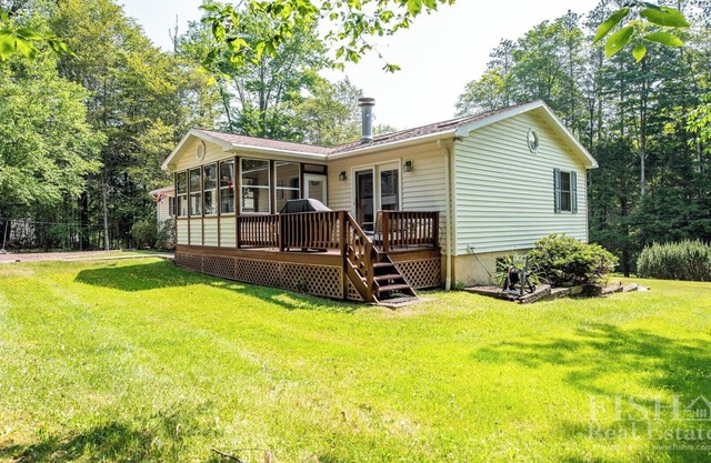 "Mulrooney's" es una casa estilo rancho que ofrece todo en el nivel principal en Lake Mokoma