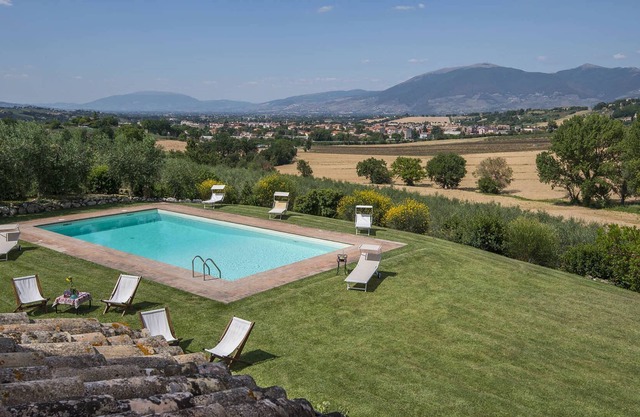 Il Casaletto es una hermosa villa con vistas a las colinas de Umbría con piscina privada, 4 dormitorios 3 b