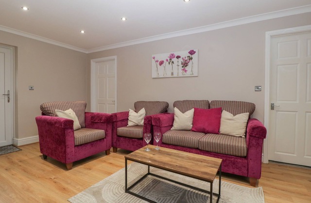 MYRTLE COTTAGE, family friendly, with a garden in St Brides-Super-Ely