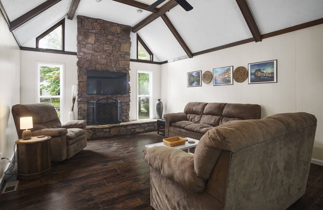 N. Jackson Home Sleeps 8 Near Union Univ. & I-40