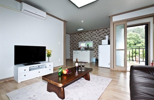 Namhae Seomnara Hayanjip Pension