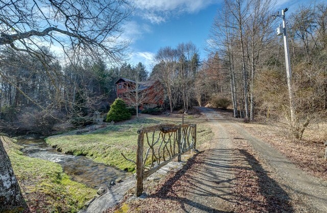 Nana's Creekside - peaceful setting on a stream