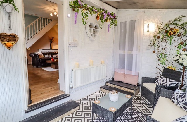 NANTCLWYD, family friendly, character holiday cottage in Llangollen