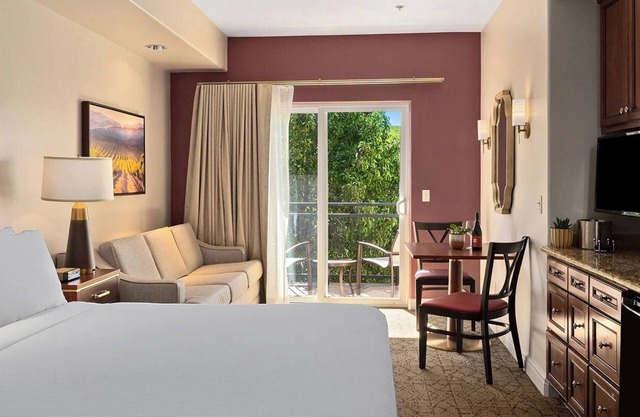 Napa 1-Bedroom suite at vineyard w/ wine tasting, pools, fitness, lots amenities