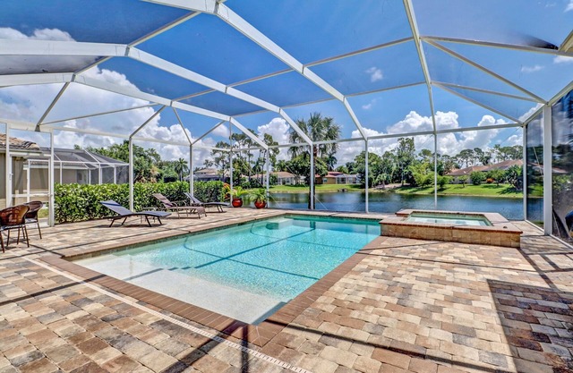 'Naples Paradiso' .. villa remodelada .. piscina climatizada de agua salada / spa lanai extra grande
