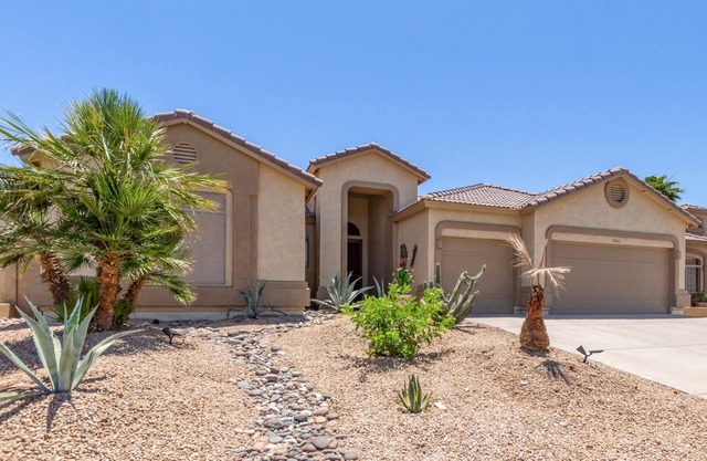 Sunny & Spacious * Refreshing Pool * Walk to the Lakes & Parks!