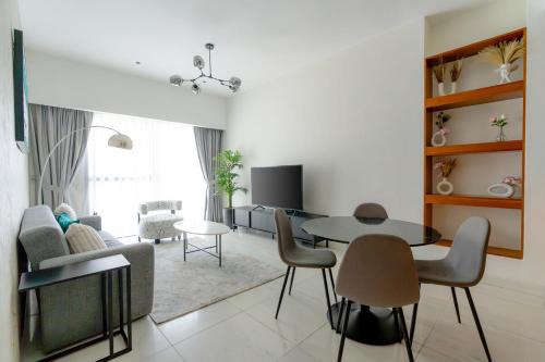 Nasma Luxury stays - Sleek 1BR in Heart of Dubai Financial Hub