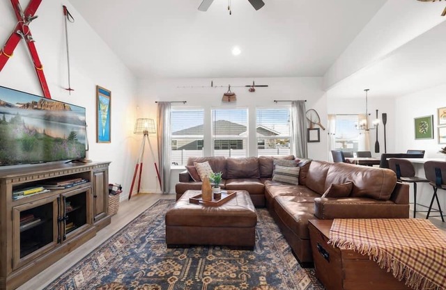 National Parks Charm! King bed, game garage, firepit, family perks, single level