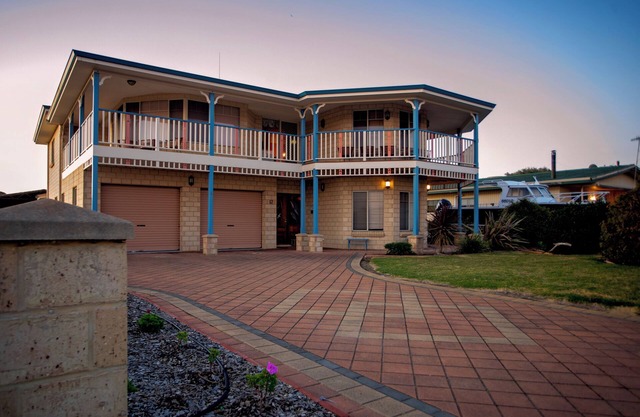 Nautilus - a spacious 2-storey home in the heart of 'Toun' with ocean views!