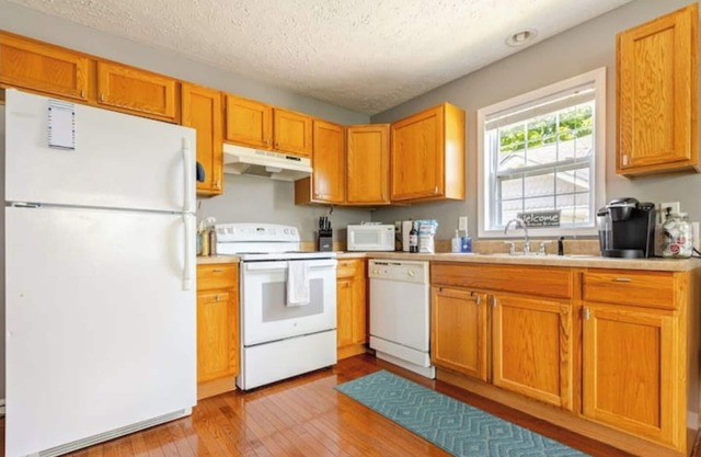 Downtown walkable 2-bedroom with everything needed for two couples or more.