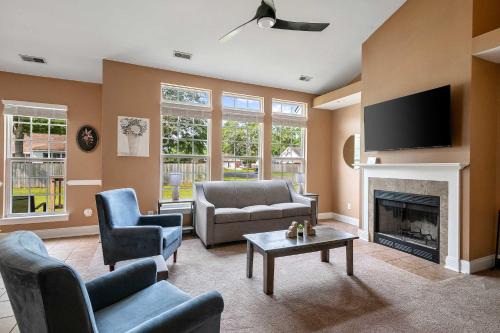 Near Airport-20 Min to Downtown- Chucktown Retreat