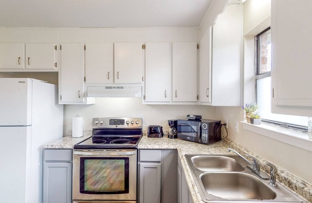 Near Beach w/ private yard & well-equipped kitchen