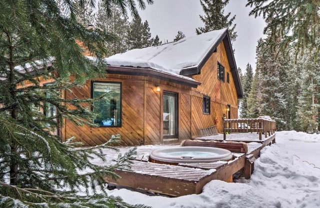 Near Breckenridge Ski Mtn Escape with Hot Tub!