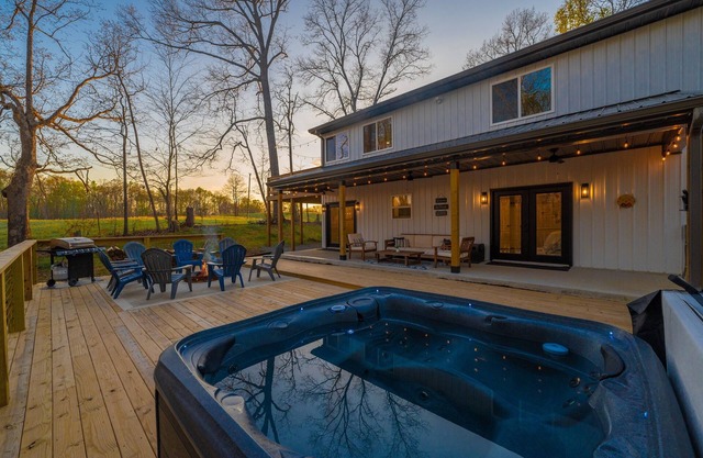 Near lake/boat ramp, hot-tub, fire-pit, king suite