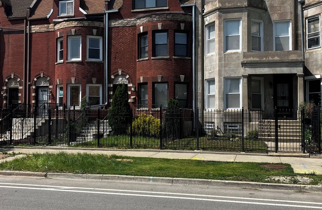 Near Lakefront! Minutes from the beach, museum, and 2 golf courses.