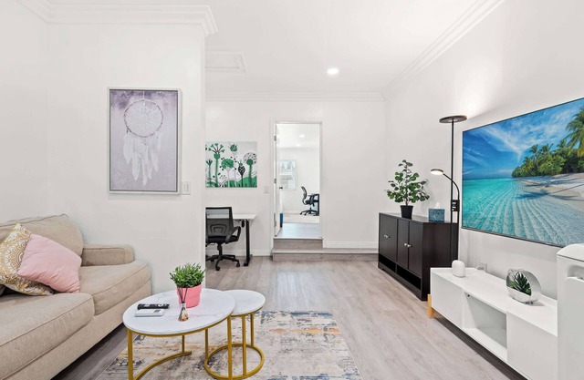 Near ONT Spacious & Bright Home Fully Equipped