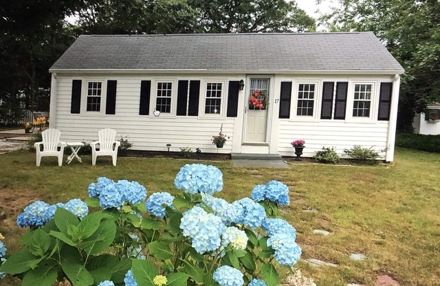 near Seagull Beach, short walk to restaurant, shops