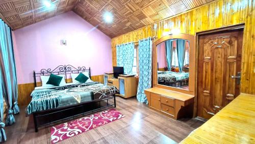Near The Mall Simla Ganga Budgeted & Friendly also for Groups With Kitchen