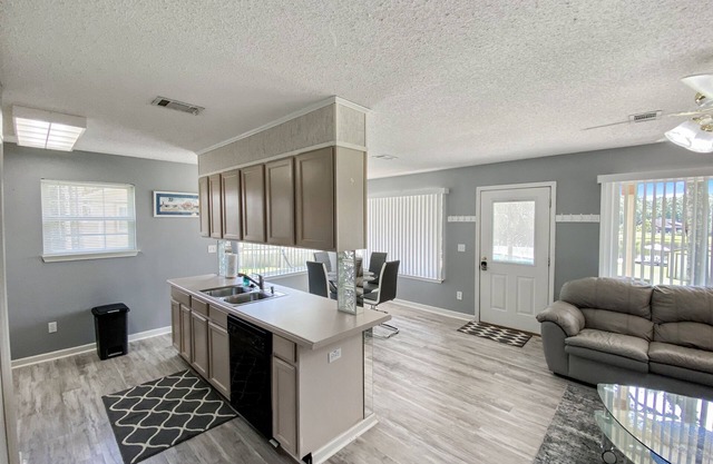 Near UWF/ Hospitals/PSC. Pool & Lakefront!-Ask about the Winter deals