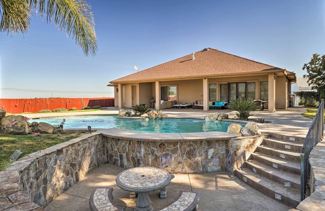 ¡NUEVO! Lux Home w / Oasis al aire libre, 20mi a Sacramento!
