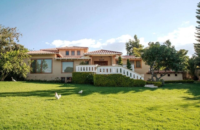 Spacious & Elegant Contemporary Colonial Country House!