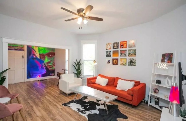 Neon Nashville! 5 min to Broadway Walk 2 dining!