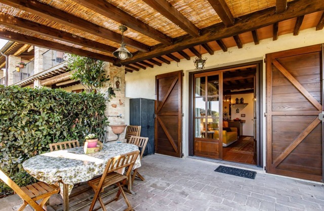 Nestled between the Crete Senesi and Chianti, this home offers a breathtaking view of the countryside and Siena, just a 10-minute drive away. Part of a renovated historic farmhouse, it is a well-furnished townhouse with a private garden and veranda. Perf