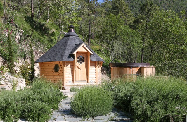 Ubicado en un olivar, chalet con gran terraza panorámica.