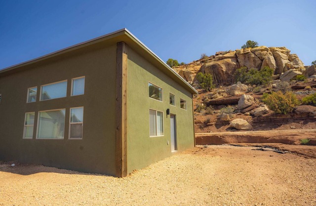 Nestled in the Cliffs near Kanab, UT. Close to the Grand Canyon! Stargazing!