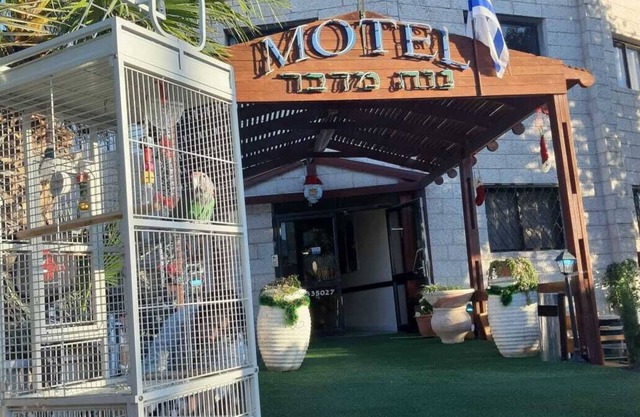 Neve Midbar Motel