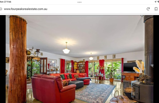 Neverinn downstairs is in the heart of town, close to all your needs