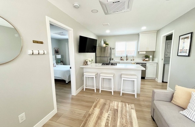 NEW 1-bdrm with kitchen / living room in Guesthouse with Wifi, AC & soft water