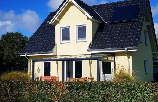 NUEVA casa de vacaciones 2018 exclusivamente cerca de la playa, sauna, chimenea, WiFi gratis, jardín