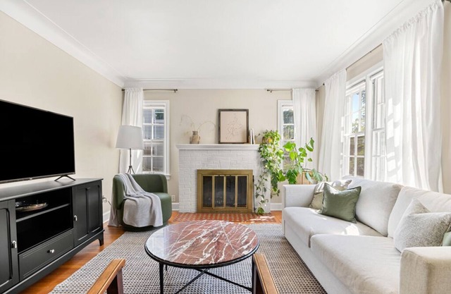 NEW 3 BR, 5 Bed Tudor <1 Mile to The Big House