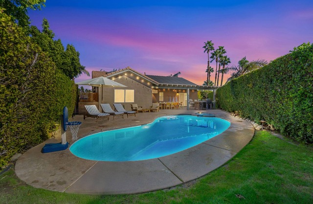 NEW!! 4-bedroom private house with AC WiFi and pool near downtown Palm Springs