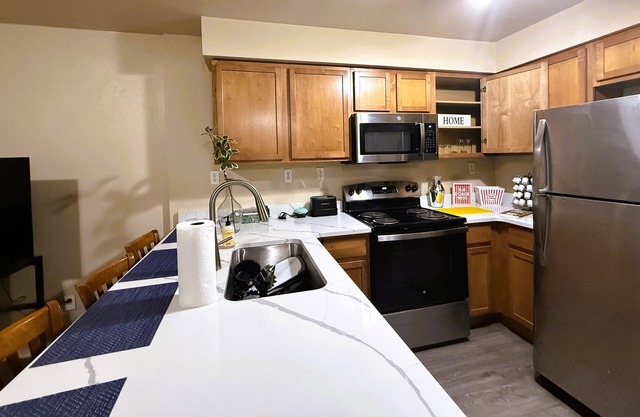 * NEW * 4BR Retreat | Heart of Campus w/ Parking