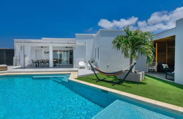 NEW 4BR Villa w/ Large Pool & Gym | Villa Charly