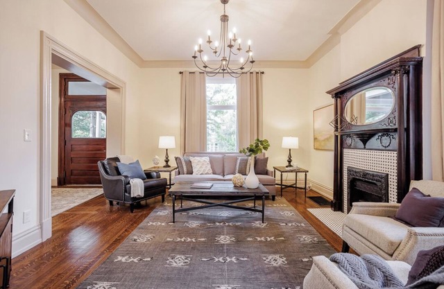 New-5BR Downtown Sleeps 15 - Game Room - Parking