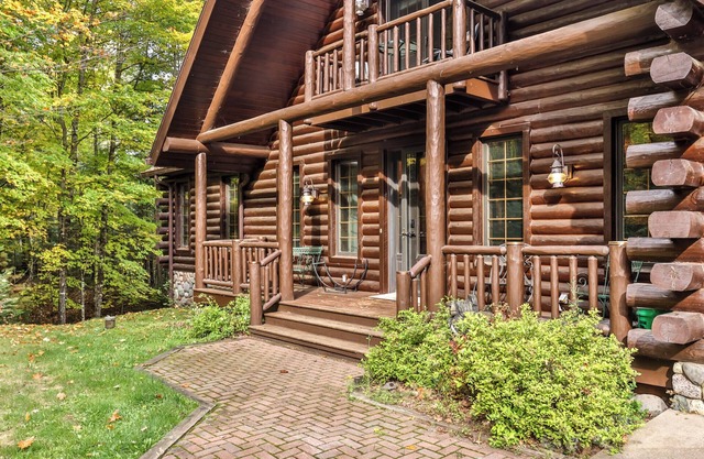 NEW! 6 Bedroom Log Home on the Three Lakes Chain of Lakes