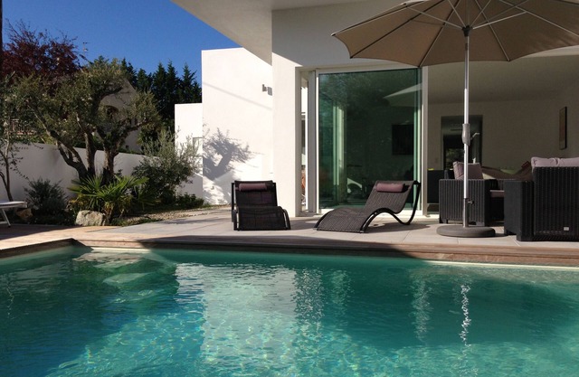 Nueva casa de arquitecto, tranquila con piscina climatizada.